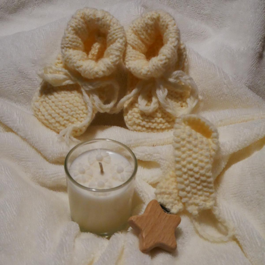 Coffret bougie Trésor naissance - chausson ecru pour bébé 0-3 mois, attache tétine fait main et bougie amour de bébé