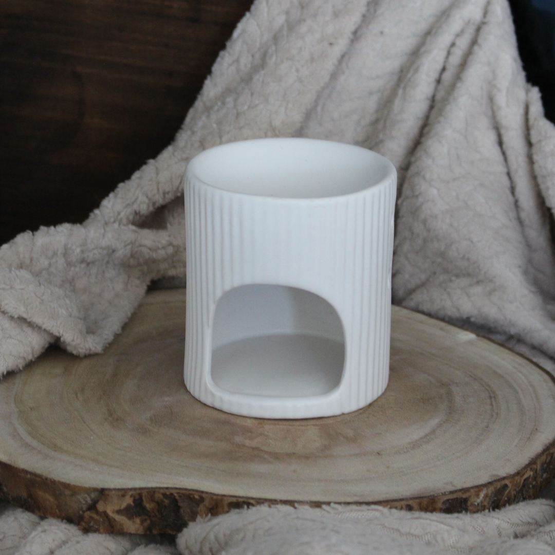 Brûle parfum MAT – diffuseur design pour fondants en céramique blanche sur un plateau en bois.